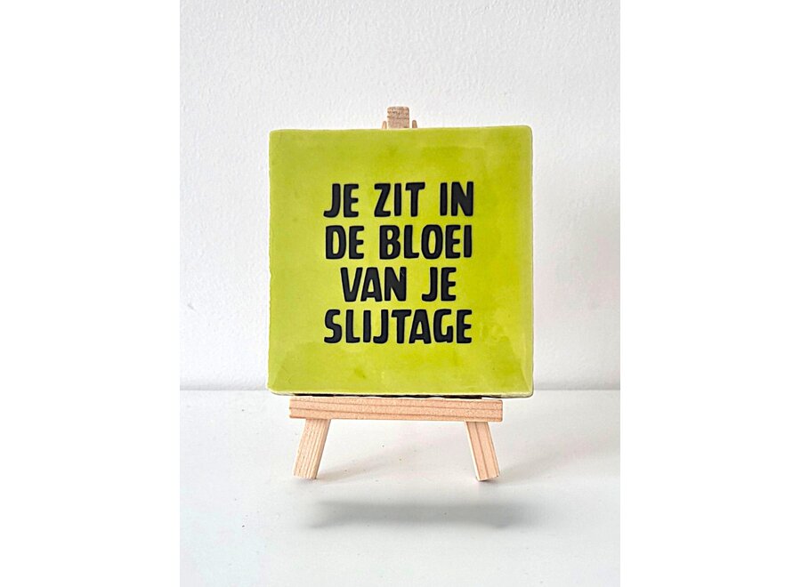 Tegel "je zit in de bloei van je slijtage" – handgemaakt 10x10 cm