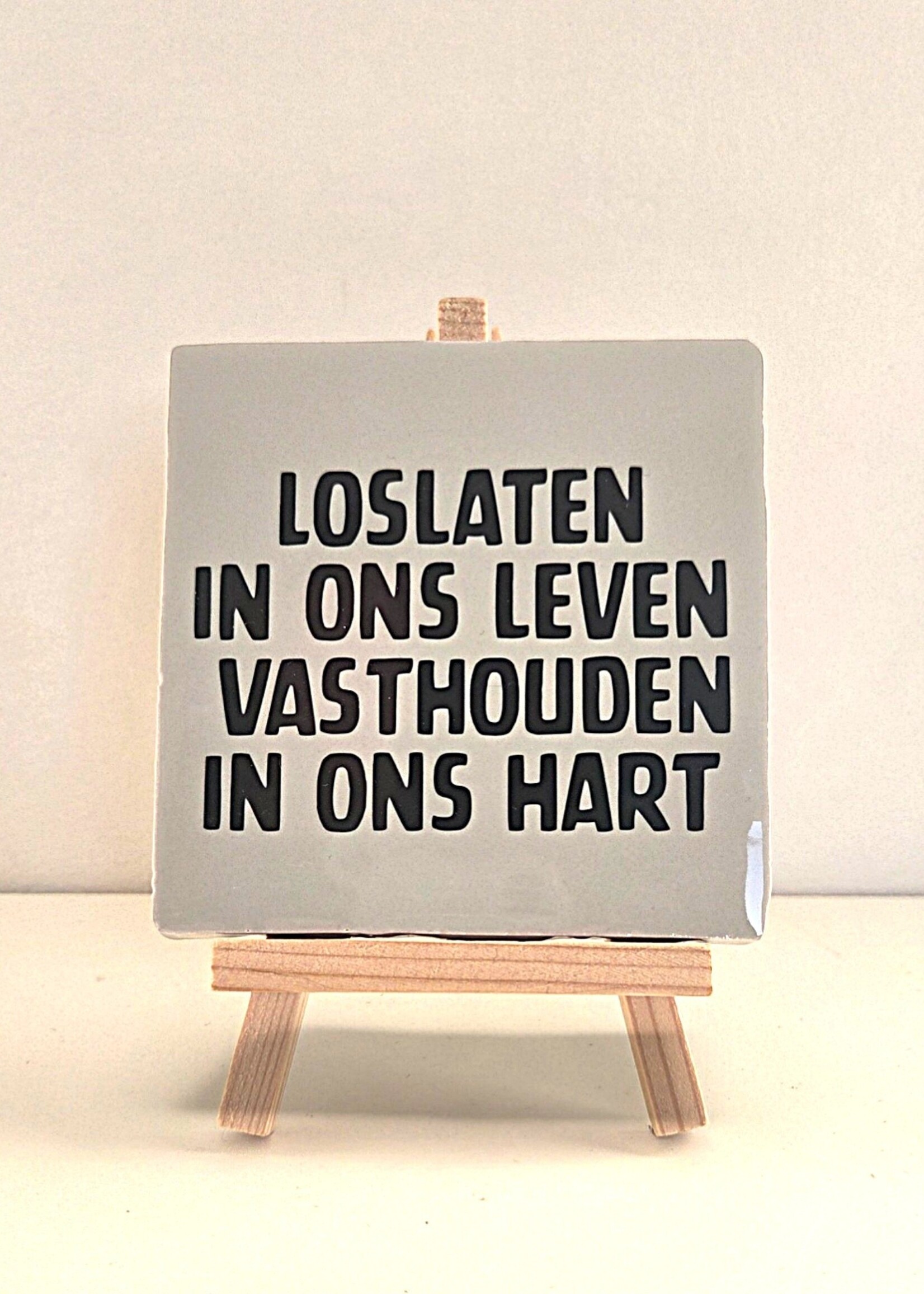 Tegel Quotes Tegel "loslaten in ons leven vasthouden in ons hart" – handgemaakt 10x10 cm