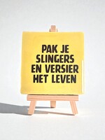 Tegel Quotes pak je slingers en versier het leven - geel