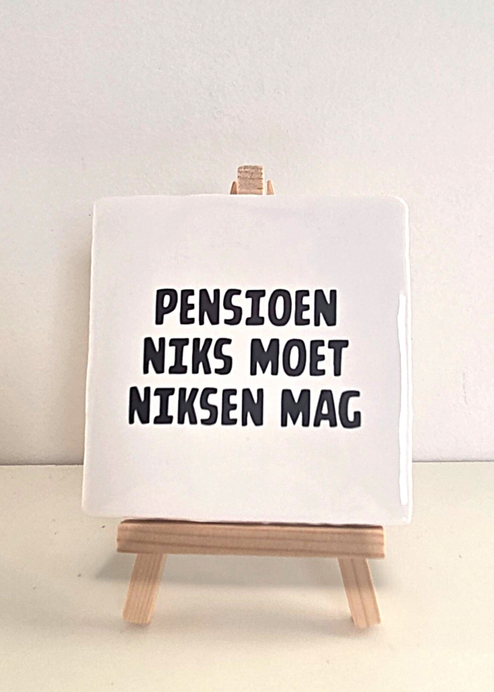 Tegel Quotes Tegel "pensioen , niks moet, niksen mag" – handgemaakt 10x10 cm