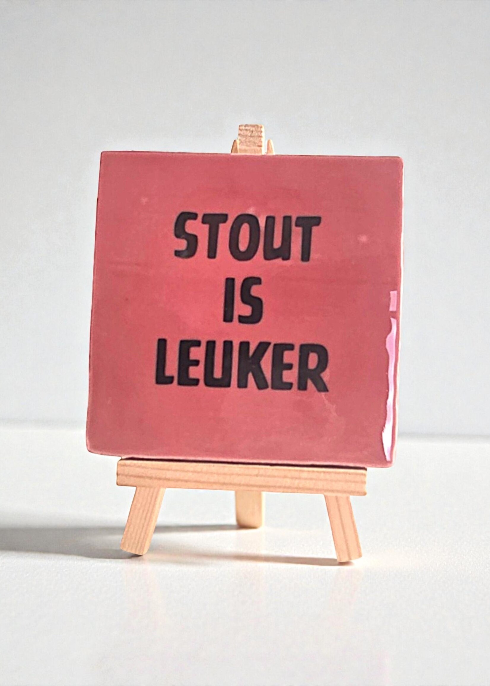 Tegel Quotes Tegel "stout is leuker" – handgemaakt 10x10 cm