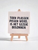 Tegel Quotes toen plassen pissen werd, is het gezeik begonnen - wit