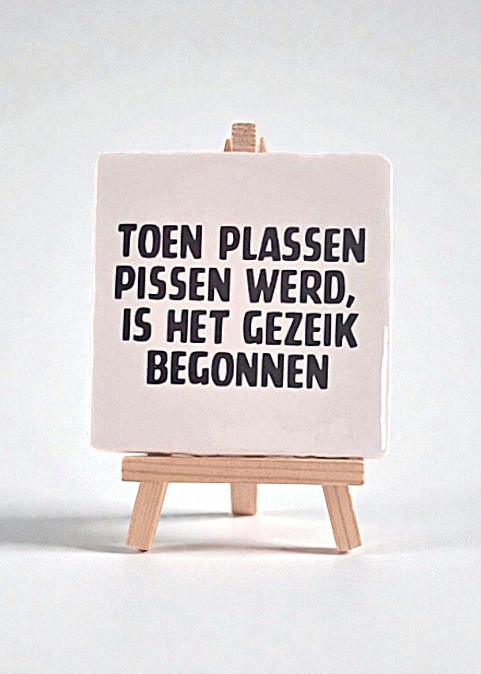 Tegel Quotes Tegel "toen plassen pissen werd, is het gezeik begonnen" – handgemaakt 10x10 cm
