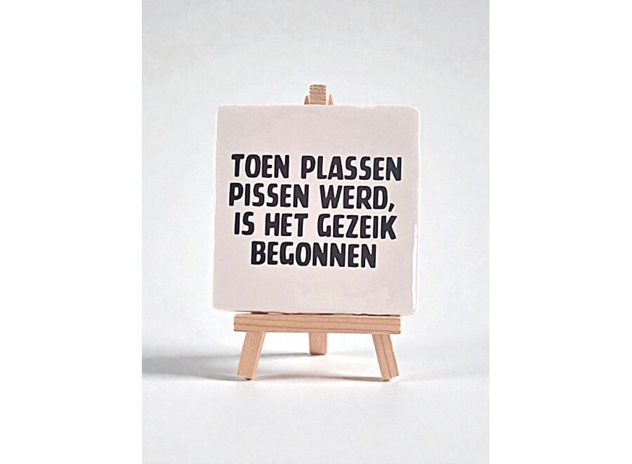 Tegel "toen plassen pissen werd, is het gezeik begonnen" – handgemaakt 10x10 cm