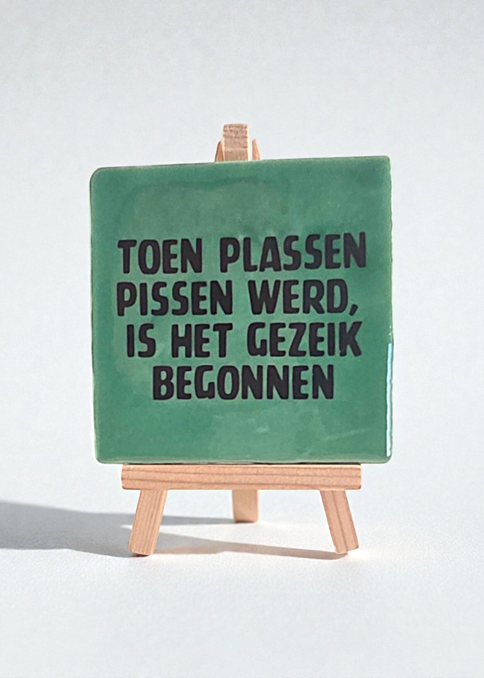 Tegel Quotes Tegel "toen plassen pissen werd, is het gezeik begonnen" – handgemaakt 10x10 cm