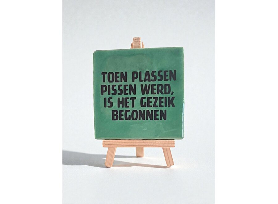Tegel "toen plassen pissen werd, is het gezeik begonnen" – handgemaakt 10x10 cm