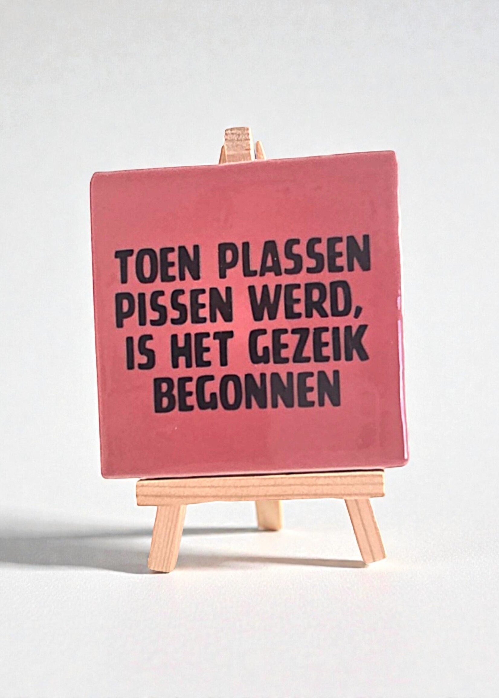 Tegel Quotes Tegel "toen plassen pissen werd, is het gezeik begonnen" – handgemaakt 10x10 cm