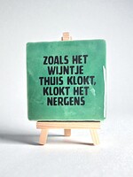 Tegel Quotes zoals het wijntje thuis klokt, klokt het nergens - groen