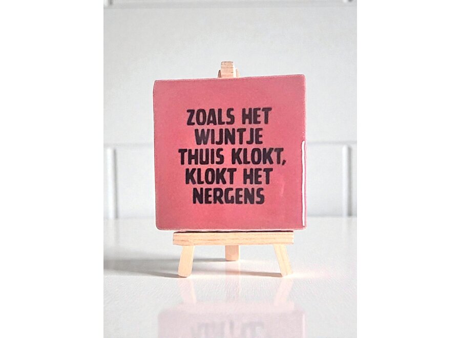 Tegel "zoals het wijntje thuis klokt, klokt het nergens" – handgemaakt 10x10 cm