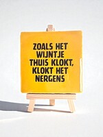 Tegel Quotes zoals het wijntje thuis klokt, klokt het nergens - geel