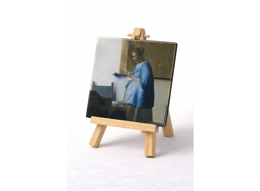 Tegel Brieflezende vrouw in het blauw