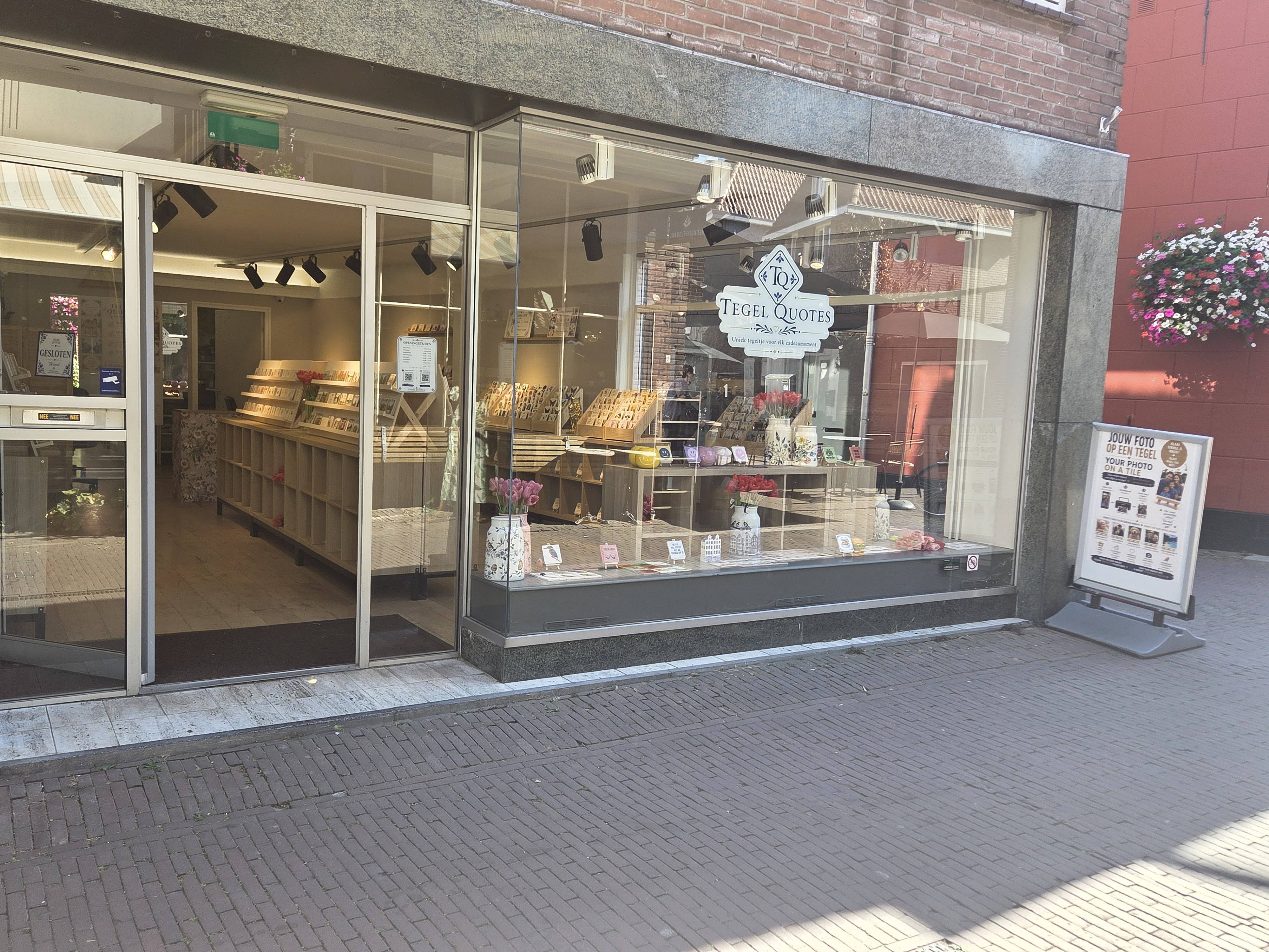 Tegel Quotes winkel in Hoorn. Dé winkel voor de leukste tegeltjes én jouw eigen ontwerp.