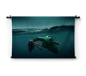 Abstract beeld van drijvende vrouw onder water