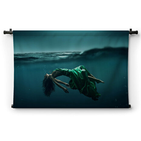 Abstract beeld van drijvende vrouw onder water