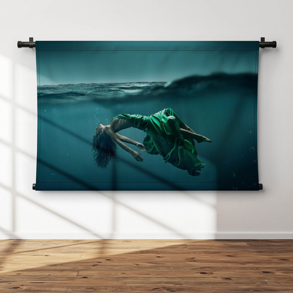 Abstract beeld van drijvende vrouw onder water