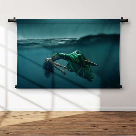 Abstract beeld van drijvende vrouw onder water
