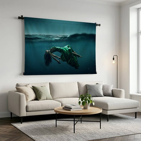Abstract beeld van drijvende vrouw onder water