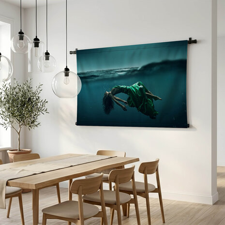 Abstract beeld van drijvende vrouw onder water