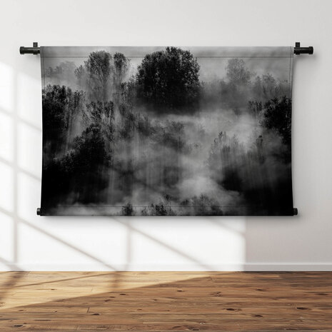 Bomen in de mist in zwart-wit