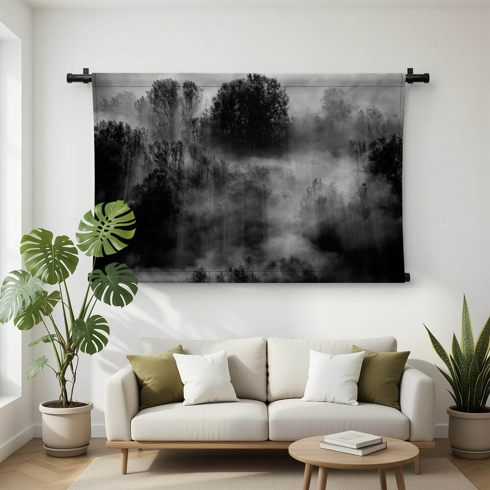 Bomen in de mist in zwart-wit