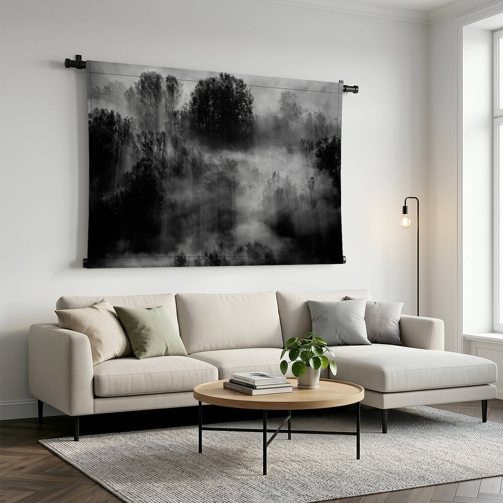 Bomen in de mist in zwart-wit