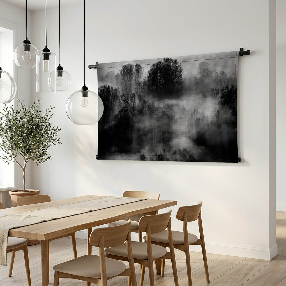 Bomen in de mist in zwart-wit