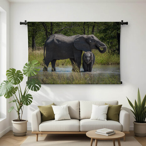Baby olifant drinkend bij de moeder