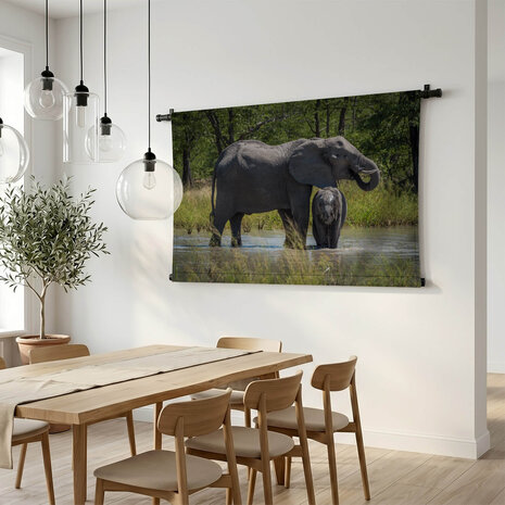Baby olifant drinkend bij de moeder