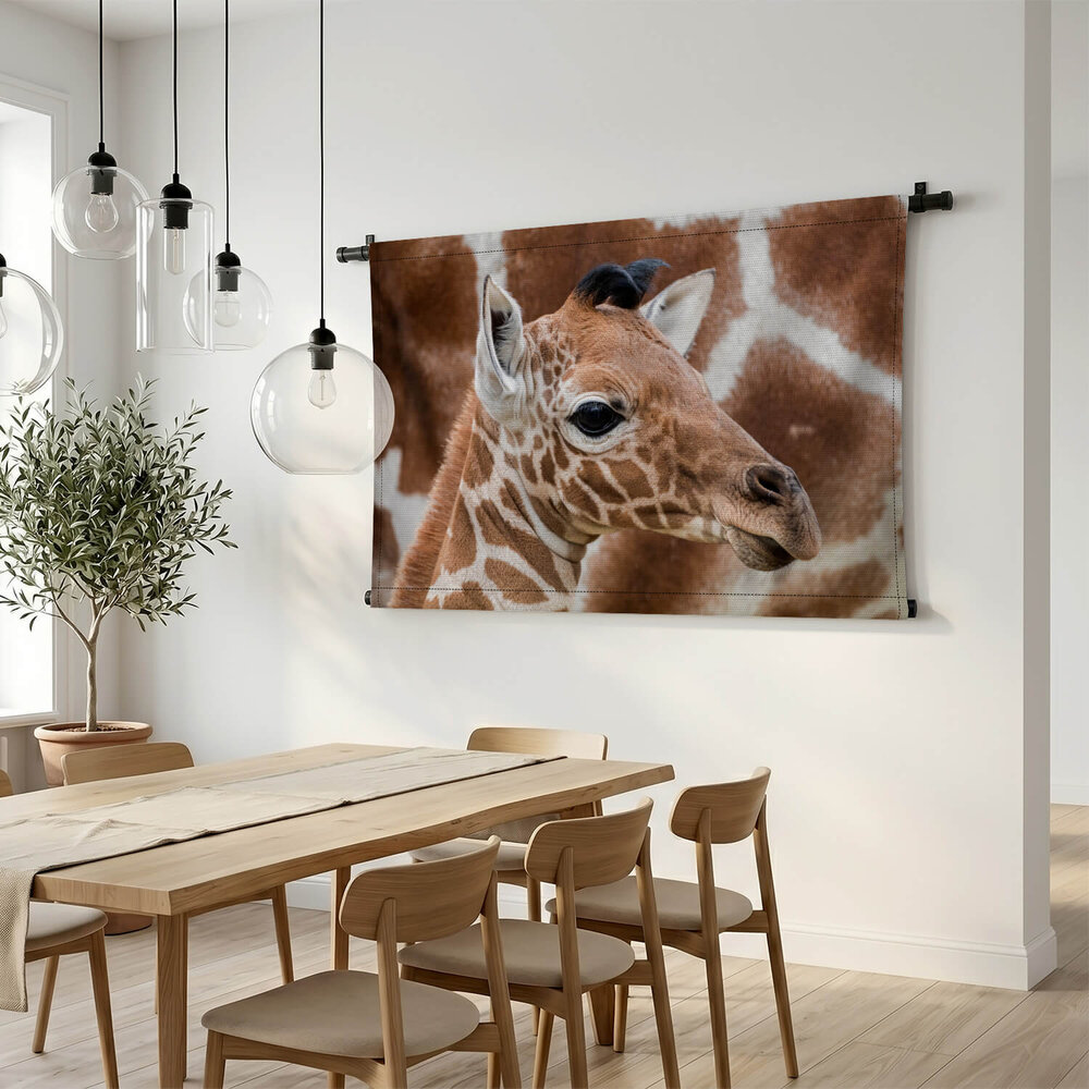 Baby giraffe bij de moeder