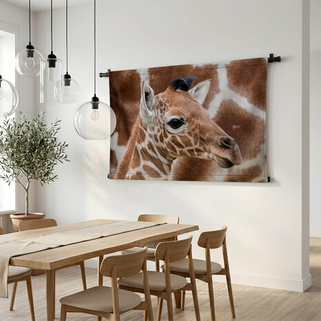 Baby giraffe bij de moeder