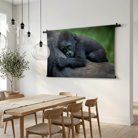 Jonge chimpansee liggend op de buik