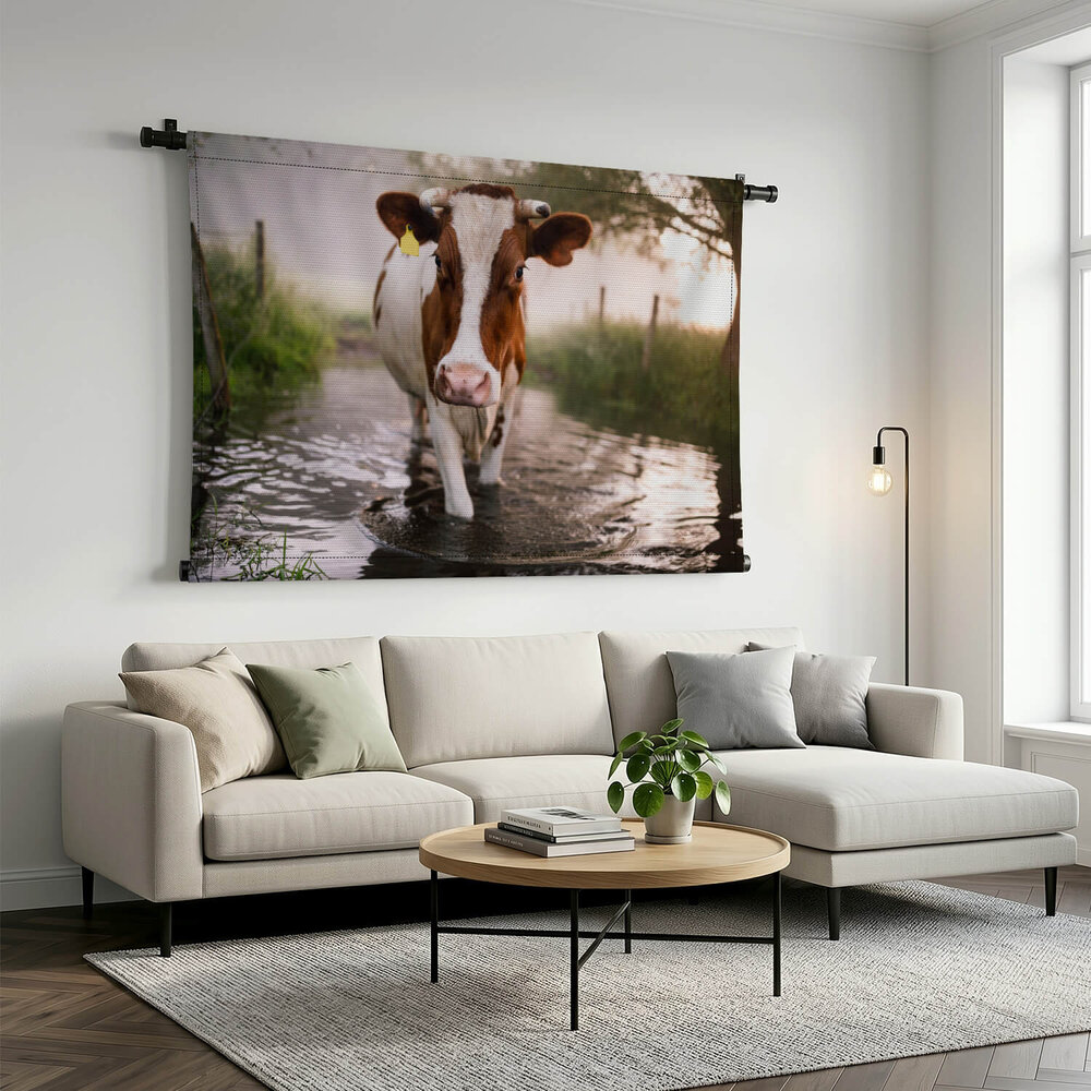 Bruin-witte koe in het water