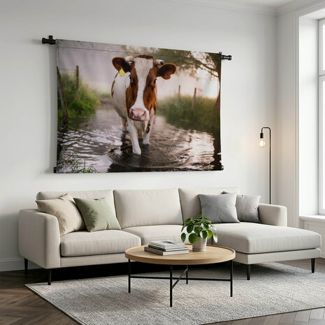Bruin-witte koe in het water