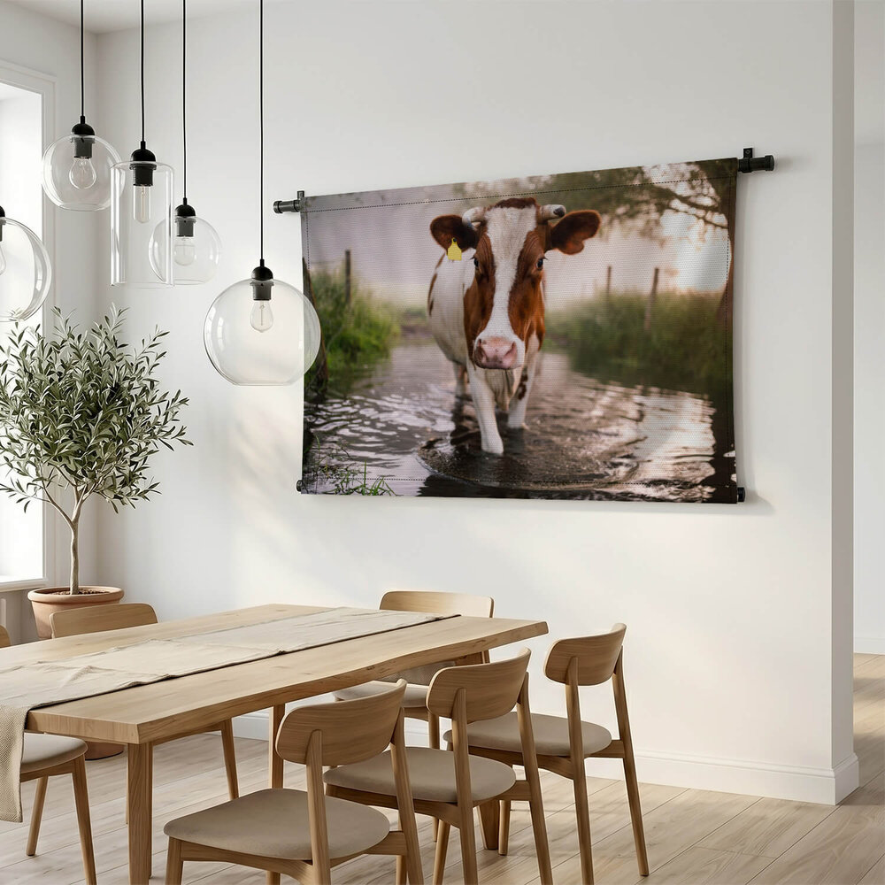Bruin-witte koe in het water