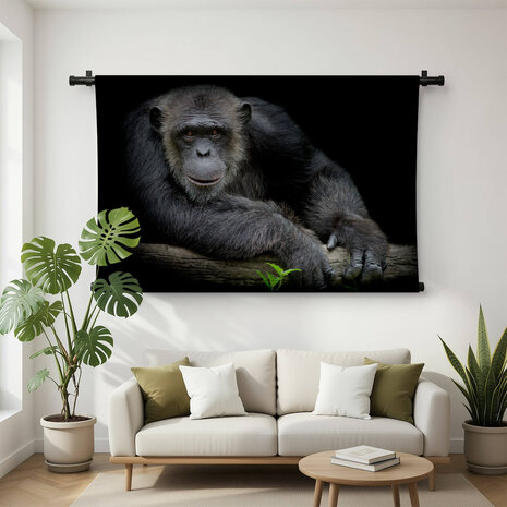 Vrolijke chimpansee leunend op zijn arm