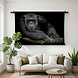 Vrolijke chimpansee leunend op zijn arm