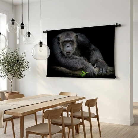 Vrolijke chimpansee leunend op zijn arm