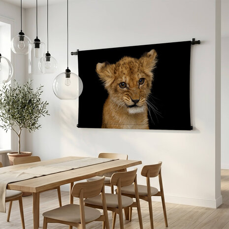Grappig portret van nieuwgierig leeuwenwelp