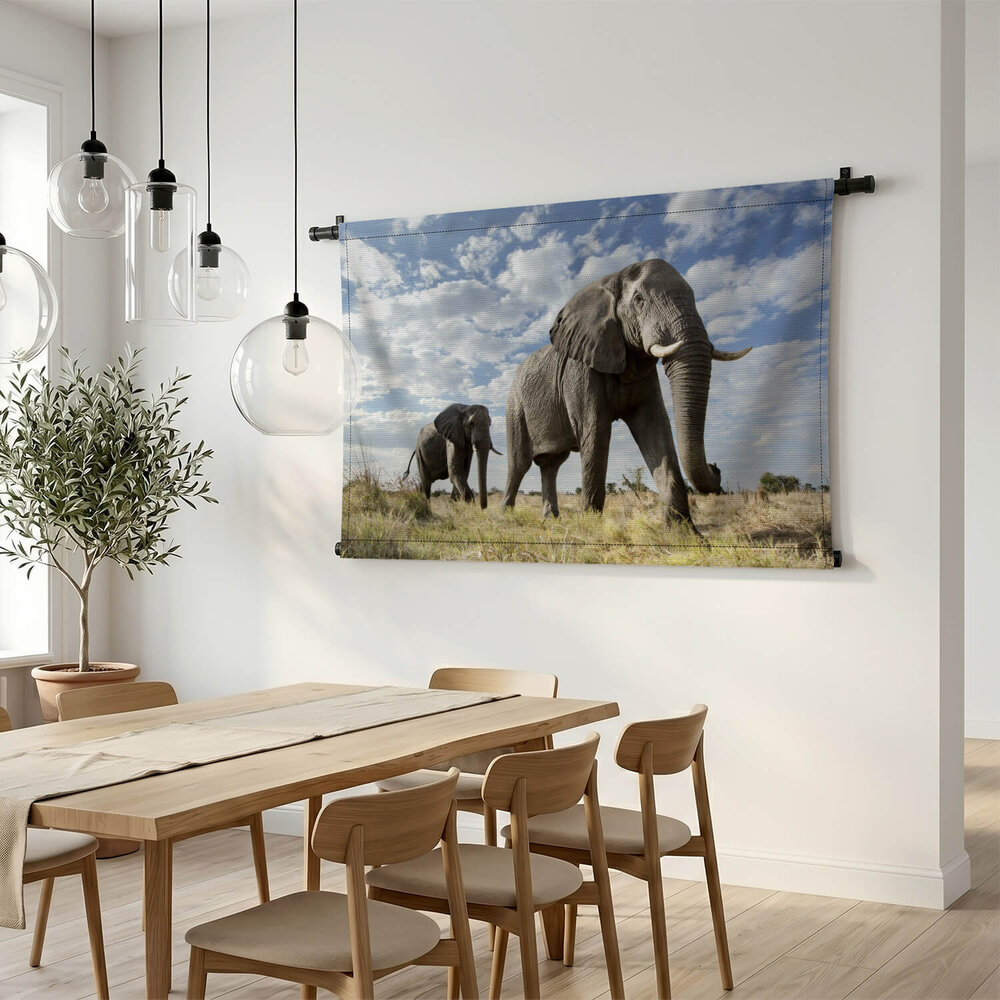 Passerende olifant groot in beeld