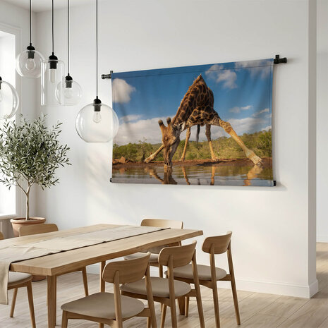 Knappe drinkpose van de giraffe