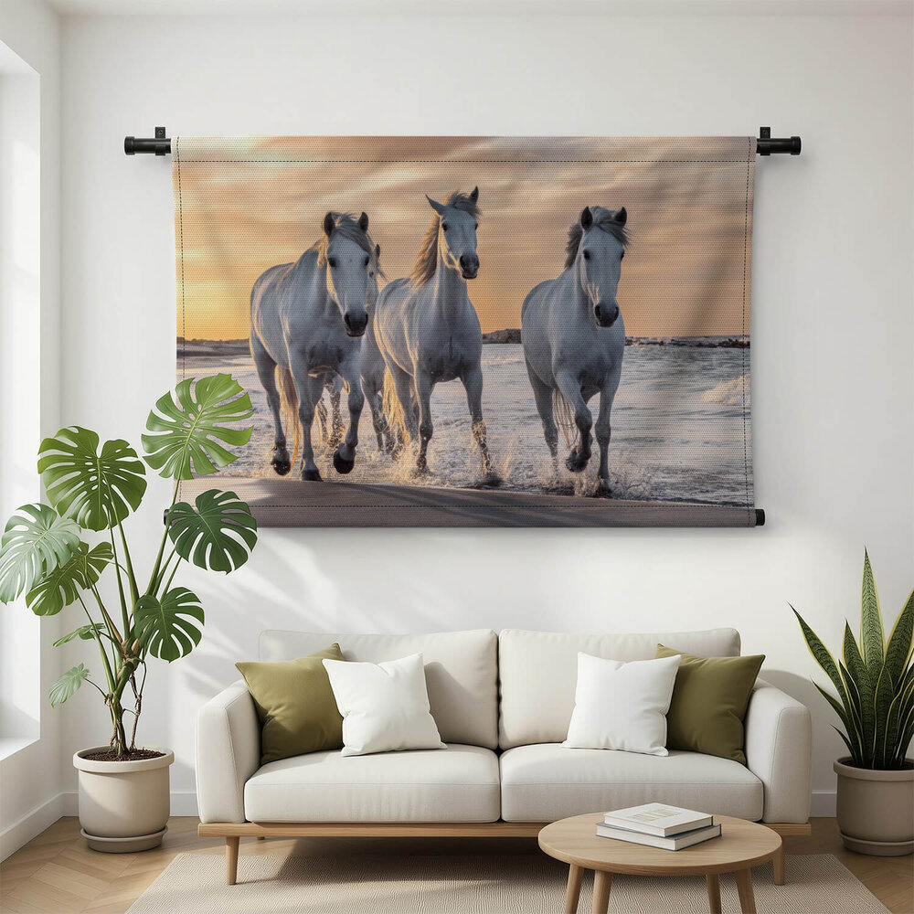 Kudde witte paarden op het strand