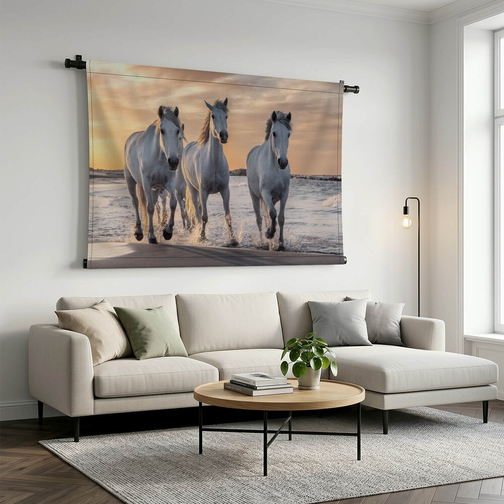 Kudde witte paarden op het strand