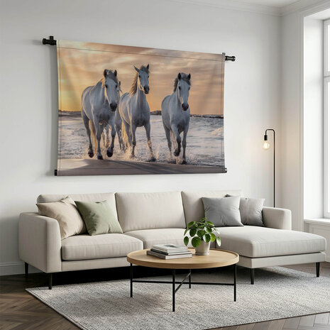 Kudde witte paarden op het strand