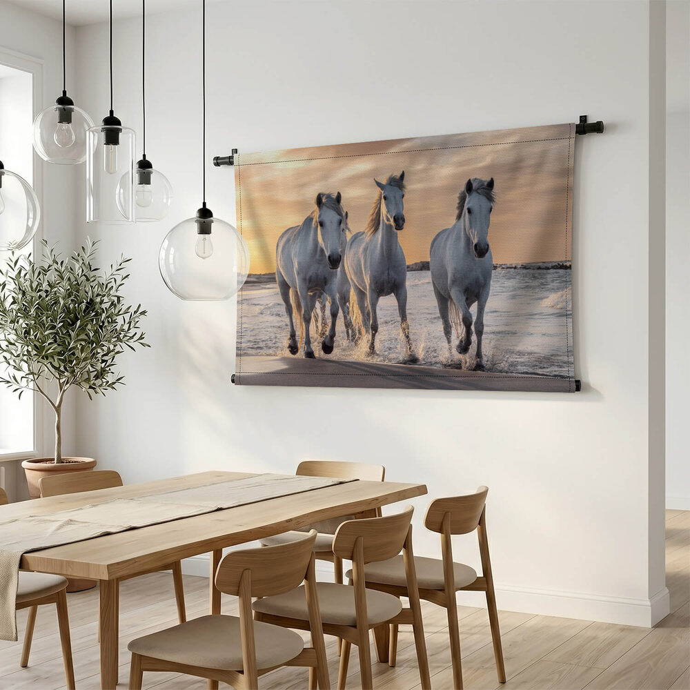 Kudde witte paarden op het strand