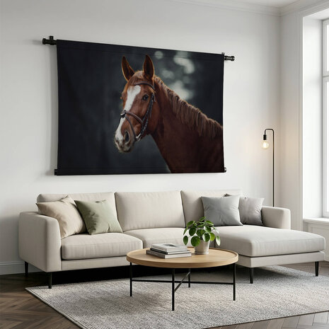 Trots paard in een donker bos