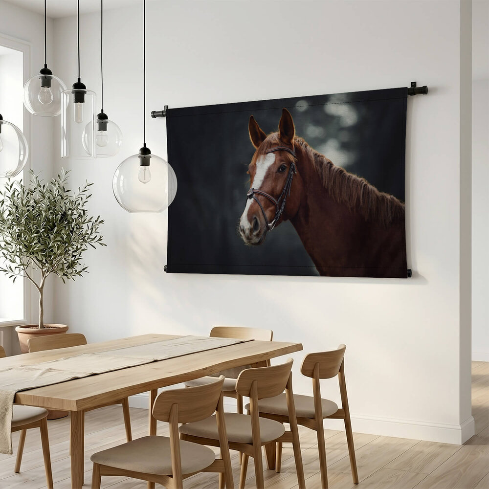 Trots paard in een donker bos