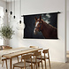 Trots paard in een donker bos
