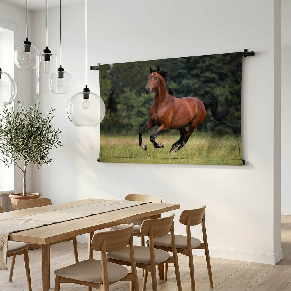 Voskleurig paard galopperend over het gras