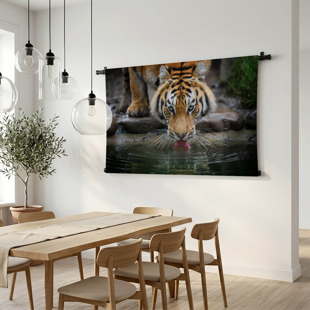 Prachtige tijger water drinkend uit een meer