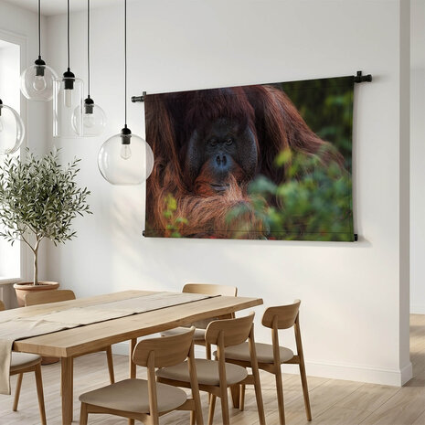 Orang-oetan verscholen achter bladeren